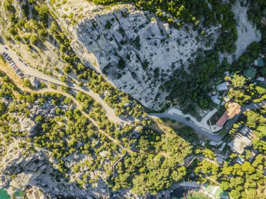 Hava yukarıdan aşağıya taşı altında dağ yolu görünümünü