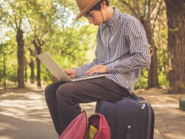 portre genç erkek turist saptop şehrin sokak üzerinde çalışıyor