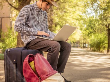 portre genç erkek turist saptop şehrin sokak üzerinde çalışıyor