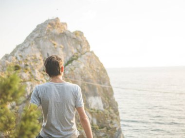 deniz horizont için seyir Dağı'nda duran adamın Vintage Fotoğraf