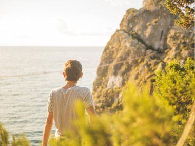 deniz horizont için seyir Dağı'nda duran adamın Vintage Fotoğraf