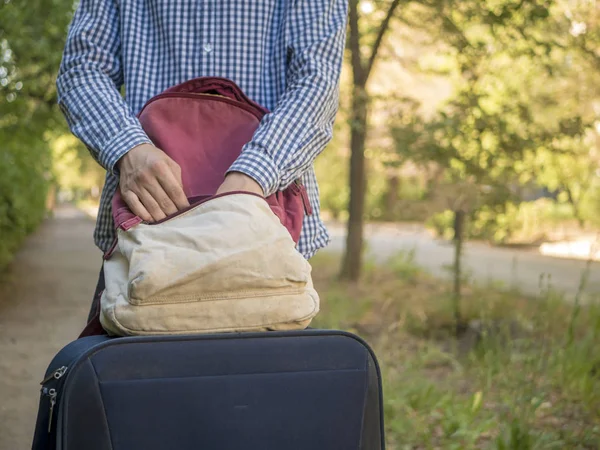 Nahaufnahme Person Legte Dinge Rucksack Einem Sommertag Auf Urlaubstour — Stockfoto