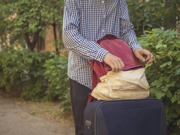 Nahaufnahme Person Legte Dinge Rucksack Einem Sommertag Auf Urlaubstour — Stockfoto