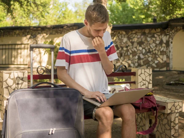 Junger Bärtiger Mann Sitzt Lässig Auf Bank Mit Großen Koffern — Stockfoto