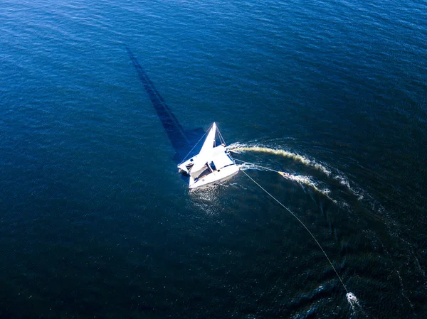 Voilier Croisière Aérien Blanc Isolé Sur Eau Bleue Calme Mer — Photo