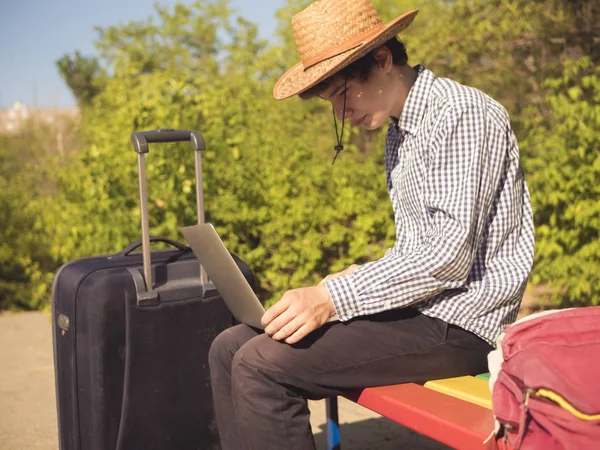 Junger Mann Lässiger Sommermütze Der Mit Laptop Draußen Auf Der — Stockfoto