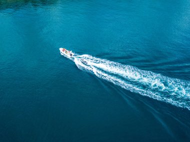 Denizde bir yaz gününde motorlu hızlı hızlı teknenin havadan görünümü 