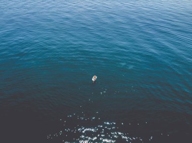 Yukarıdaki kayak jeti durgun deniz suyunda duruyor.