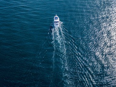 Hava üstten görünüm beyaz hız hızlı izole motorlu tekne, gemi deniz su yüzeyine 