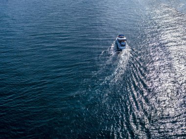 bir yaz cruise gezisi bir deniz yüzeyi izole hava motorlu tekne