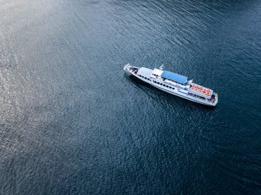 Hava feribot cruise gemi yukarıdan aşağıya su deniz yüzeyine izole görünümünün üst