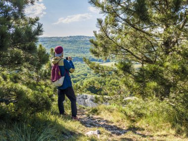 arkadan görünüşü fotoğrafçı ile fotoğraf makinesi fotoğraf ayakta dağda yapma