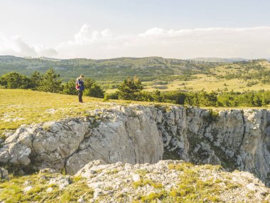 Hava geniş görüş genç adam dağ tepe üzerinde ayakta
