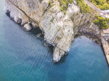 Hava yukarıdan eski eski güzel kale rock dağ deniz kıyısında kenarında