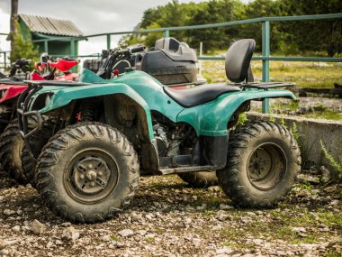yol motorlu araç açık yağmurlu günü kapalı park edilmiş atv