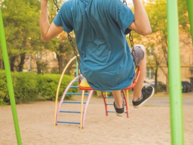 genç kişi yakın çekim yaz sezon tatil mutlu kavramı sırasında sallanan ve uçan