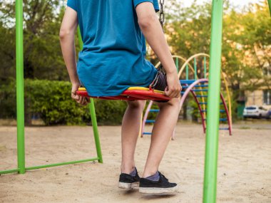 Çocuklar'ın bacakları otur yaz sezonunda bir salıncak üzerinde kapatın