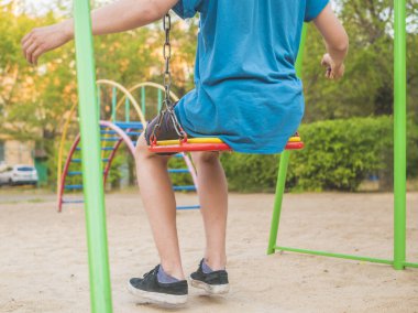 Çocuklar'ın bacakları otur yaz sezonunda bir salıncak üzerinde kapatın