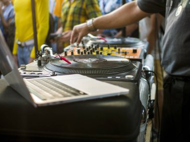 pikap kurulum ve dizüstü kullanarak müzik dj el kadar kapatın