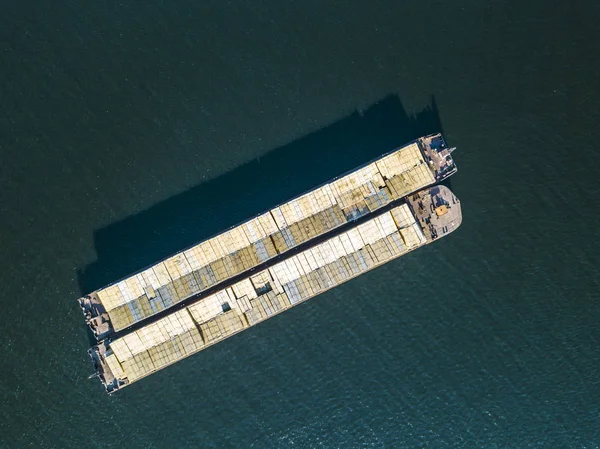 Deniz Doku Üzerinde Izole Konteyner Ile Kargo Nakliye Havadan Görünümü — Stok fotoğraf