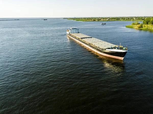 Luchtfoto Van Groot Vrachtschip Verzending Zee Geïsoleerd Een Zomerdag — Stockfoto