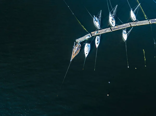在海湾码头停泊的几艘运动游艇的空中俯视图 — 图库照片