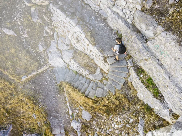 Вид Зверху Людини Йде Сходах Старому Зруйнованому Замку — стокове фото