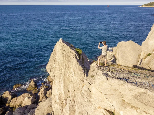 Vista Aérea Del Joven Tomando Una Foto Con Smartphone Día — Foto de Stock