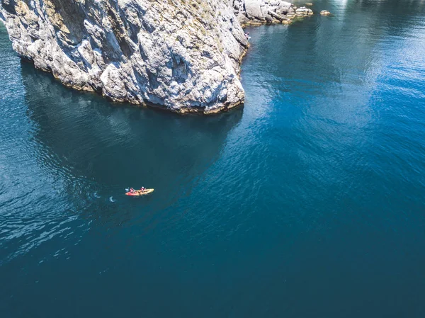 Vista Aérea Kayak Barco Que Cerca Roca Deporte Extremo — Foto de Stock