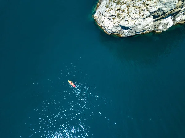 Vue Aérienne Kayak Bateau Approchant Rocher Sport Extrême — Photo