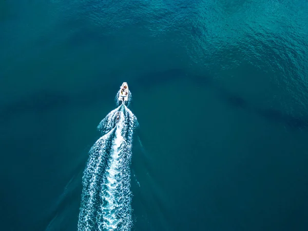 Vue Dessus Bateau Rapide Moteur Sur Une Surface Eau Isolée — Photo