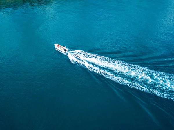 Denizde Bir Yaz Gününde Motorlu Hızlı Hızlı Teknenin Havadan Görünümü — Stok fotoğraf