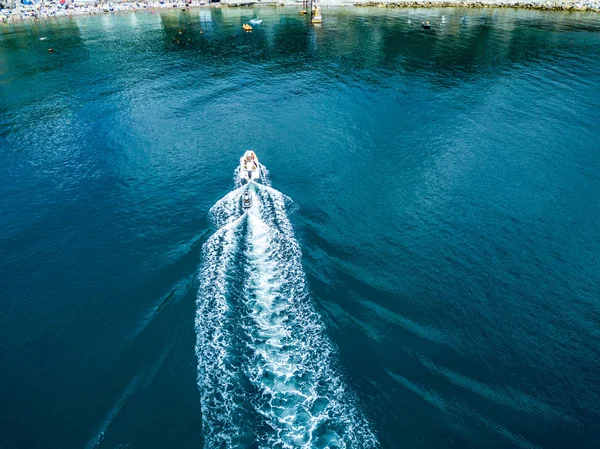 Körfezde Deniz Sahile Gelen Deniz Motorlu Tekne — Stok fotoğraf