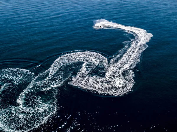 Olas Aéreas Agua Aquabike Chorro Esquí Aislado Agua Mar — Foto de Stock