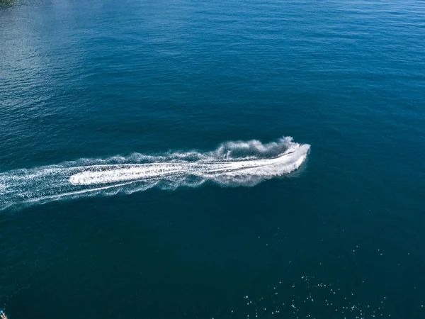 Deniz Yüzeyi Üzerinde Kayak Jet Dalgaların Görünümünün Üst Üst — Stok fotoğraf