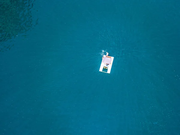 Vue Aérienne Haut Vers Bas Petit Catamaran Isolé Surface Eau — Photo