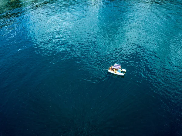 Cruzeiro Pequena Viagem Catamarã Superfície Água Isolada Durante Temporada Verão — Fotografia de Stock
