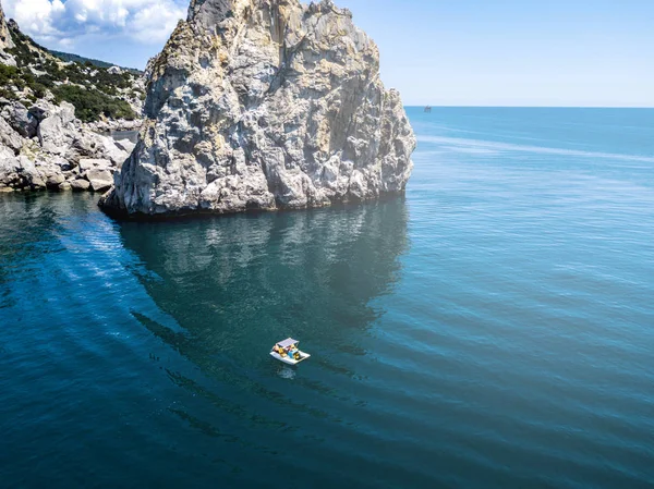 Vista Superior Del Catamarán Viaje Una Superficie Mar Agua — Foto de Stock