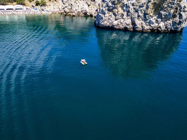 Vista Aérea Del Pequeño Catamarán Crucero Que Pasa Cerca Costa — Foto de Stock