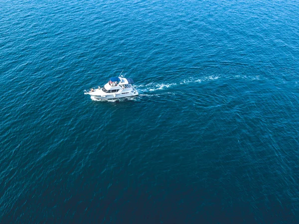 海の水面に空中個人高級高価なスピード ボート船 — ストック写真