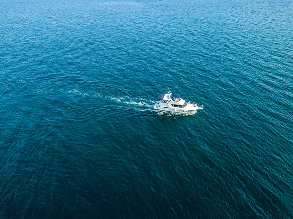 Hava Üstten Görünüm Beyaz Hız Hızlı Izole Motorlu Tekne Gemi — Stok fotoğraf