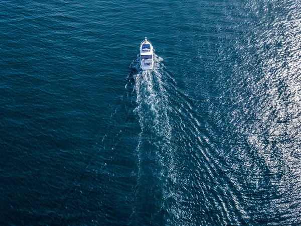 Aerial Top View Isolated Fast Speed White Motor Boat Ship — Stock Photo, Image