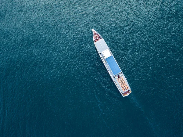 Közvetlenül Fenti Felülnézet Nyári Sétahajó Utazás Komppal Elszigetelt Víz Felszínén — Stock Fotó
