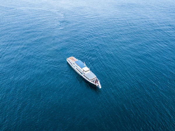 Hava Feribot Cruise Gemi Yukarıdan Aşağıya Deniz Yüzeyine Izole Görünümünün — Stok fotoğraf