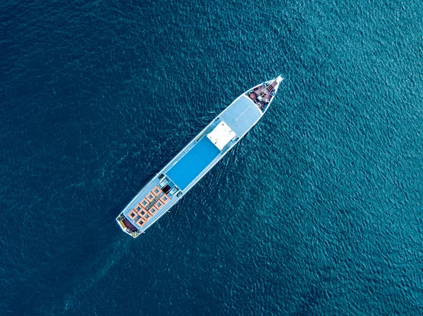 Yaz Üstten Görünüm Üzerinde Doğrudan Cruise Gezisi Feribot Gemi Yüzeyine — Stok fotoğraf
