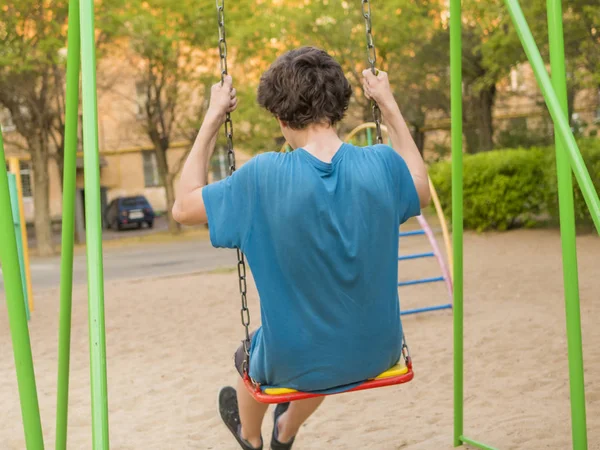 Visão Traseira Adolescente Menino Balançando Campo Jogos — Fotografia de Stock