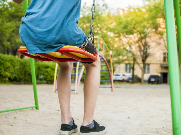 Bliska Osoby Nóg Siedząc Huśtawce Letni Dzień — Zdjęcie stockowe