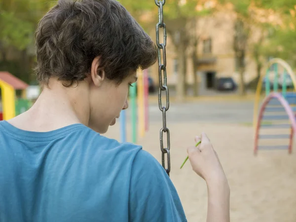 Retrato Cerca Espalda Joven Adolescente Sentado Columpio Parque Infantil —  Fotos de Stock