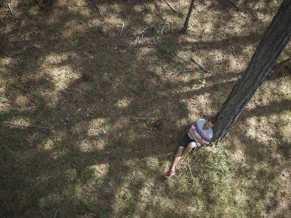 Молодой Человек Случайном Сидя Мечтает Деревом Лесу Воздушный Вид Сверху — стоковое фото