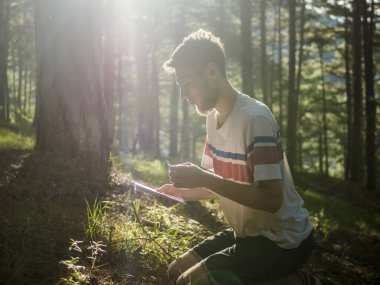 Genç adam beyin fırtınası Kağıt defter notları eğitim kavramı alarak sahip portresi